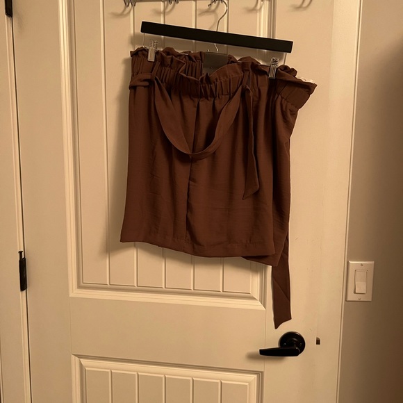 Brown short - Picture 3 of 4